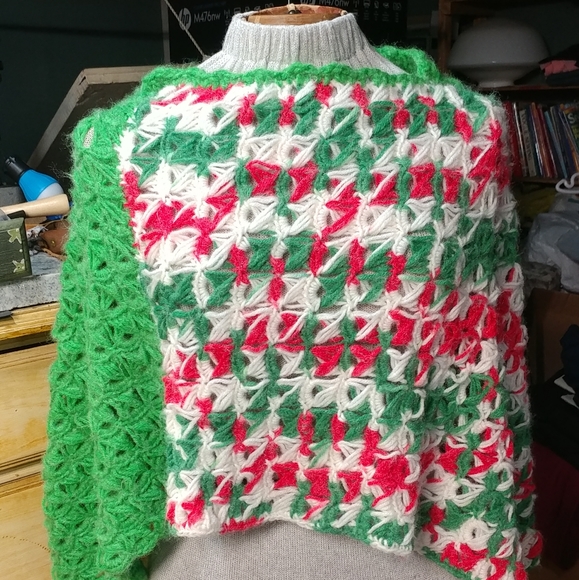 Christmas colors Shawl - Picture 1 of 7
